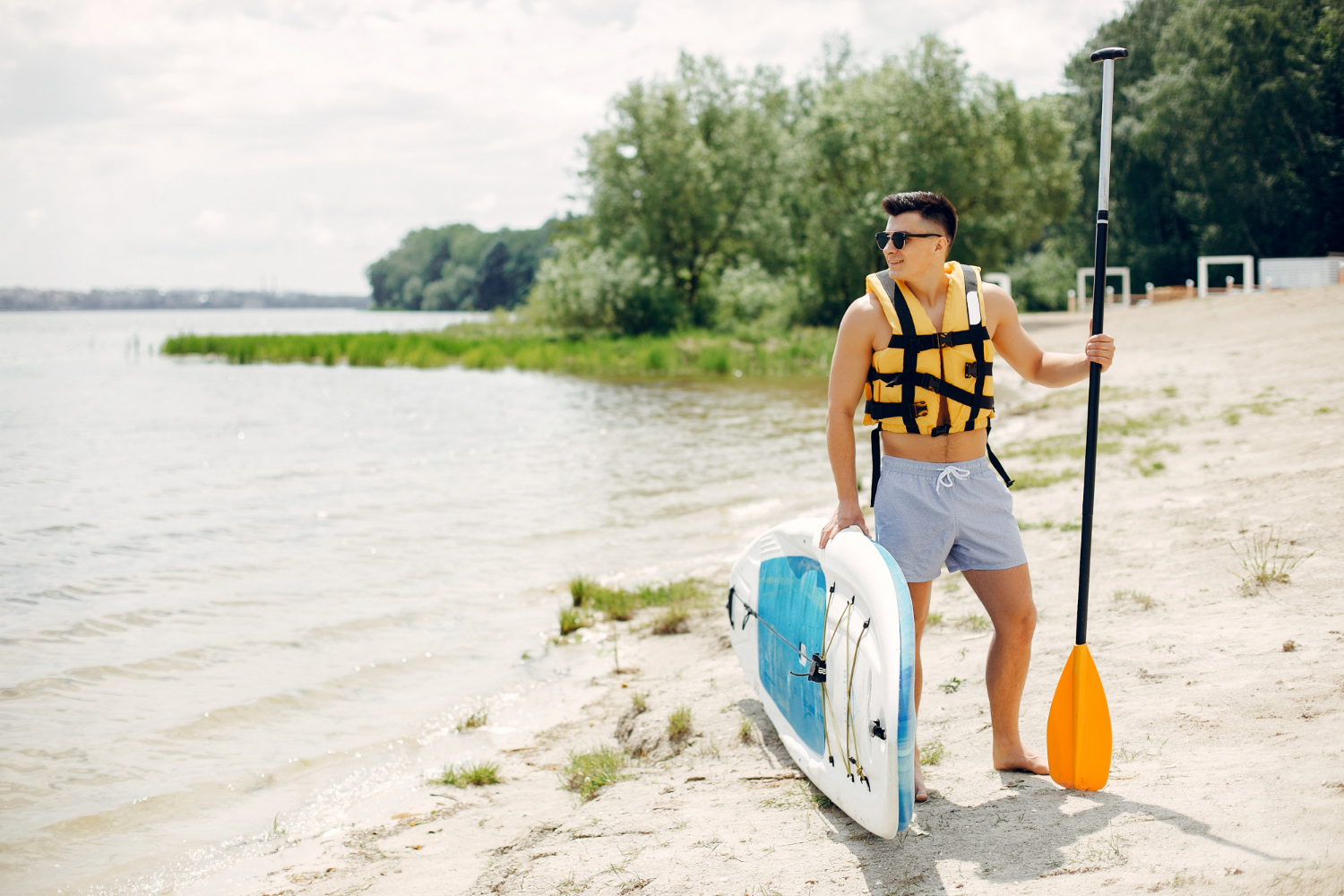 ชวนรู้จัก “แพดเดิ้ลบอร์ด(paddle board)” อุปกรณ์กีฬาทางน้ำยอดฮิต เล่นสนุกได้หลากสไตล์